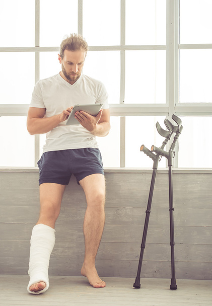 Άνθρωπος με σπασμένο πόδι - Φωτογραφία, εικόνα