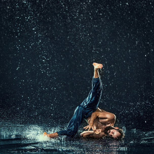 The male break dancer in water. - 写真・画像