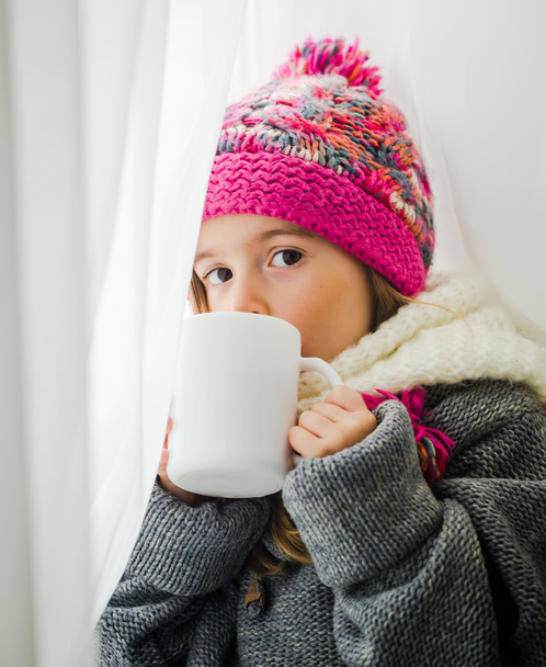 Nettes kleines Mädchen in modischer Winterkleidung - Foto, Bild