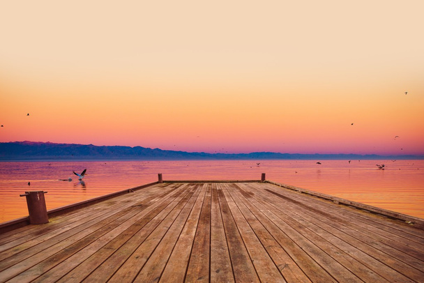 Deck Scenic πάνω στη θάλασσα στο ηλιοβασίλεμα - Φωτογραφία, εικόνα