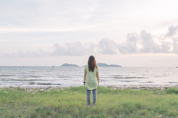 Азіатський леді, дивлячись на океан - Фото, зображення
