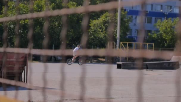 Άνθρωποι έχοντας διασκέδαση το καλοκαίρι skate Park στο bycicles - Πλάνα, βίντεο