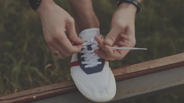 Man runner schoenveter koppelverkoop in de natuur - Video