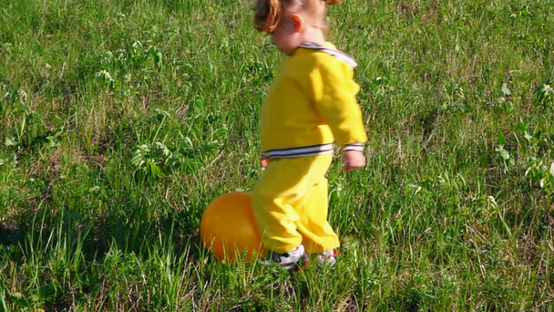 Little girl with ball on meadow - Video