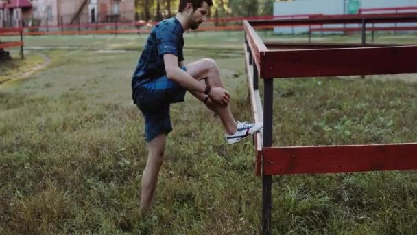 Человек бегун завязывая шнурки в природе
 - Кадры, видео