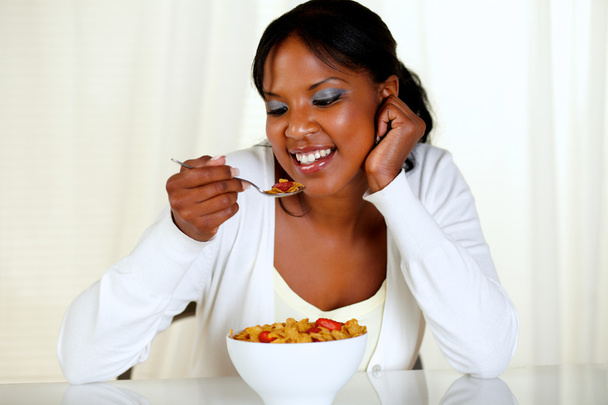 αφρο-αμερικανικό νεαρή γυναίκα που τρώει ένα μπολ δημητριακά - Φωτογραφία, εικόνα