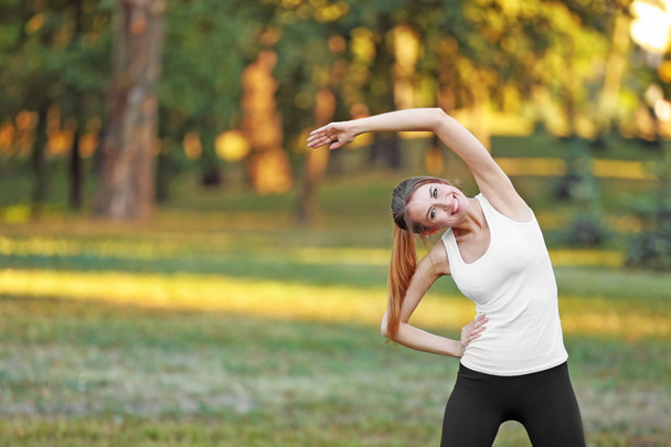 Young woman stretching outdoors - Foto, imagen