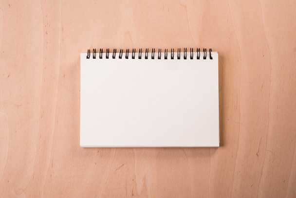 blanco pagina's White Paper notebook bij Office Desk , - Foto, afbeelding