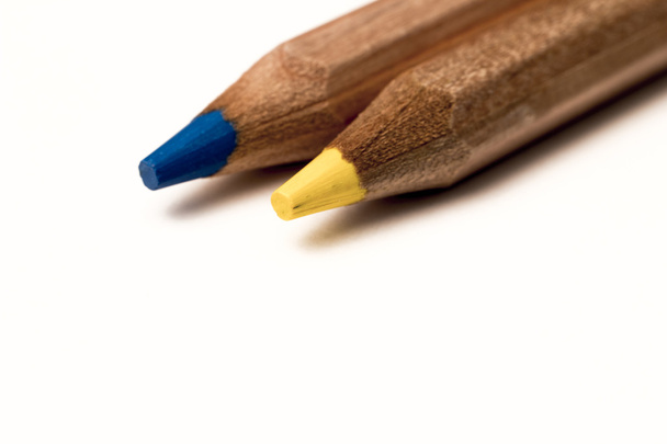 lápices de colores sobre fondo blanco - Foto, Imagen