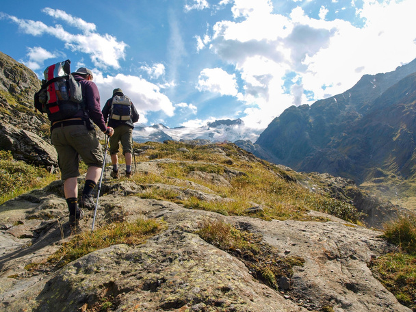 Jeunes randonneurs trekking dans les Alpes, Suisse, avec des montagnes en th
 - Photo, image