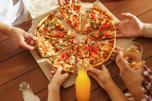 friends eating pizza - Фото, изображение