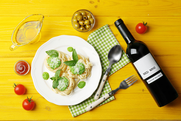 Heerlijke tagliatelle pasta met ingrediënten op houten tafel - Foto, afbeelding