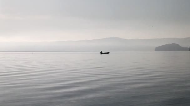 rybak na jego łodzi wczesnym rankiem - Materiał filmowy, wideo
