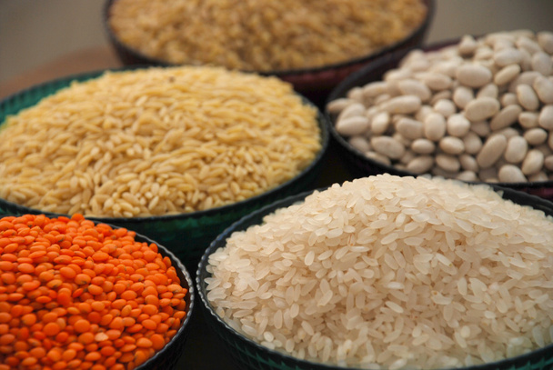 Getreide und Hülsenfrüchte. Reis, Linsen, Haricottenbohnen, Nudeln und Gerstengrütze, - Foto, Bild