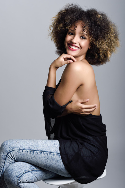 Młody czarny kobieta z fryzura afro uśmiechający się - Zdjęcie, obraz