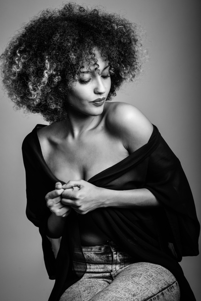 Joven mujer negra con peinado afro - Foto, Imagen