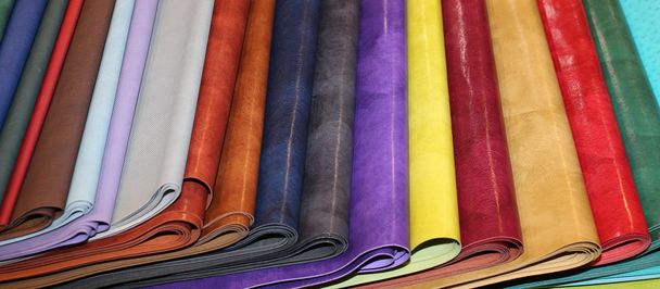 barevné koženkové kusy k prodeji v obchodě - Fotografie, Obrázek