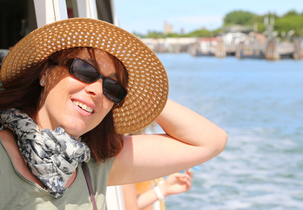 belle femme avec chapeau de paille et lunettes de soleil
 - Photo, image