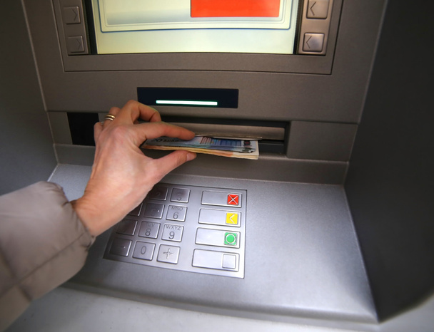 Žena při získávání peněz z bankomatu - Fotografie, Obrázek