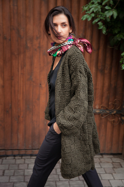 Donna Streetstyle indossa cappotto colorato lavorato a maglia
 - Foto, immagini