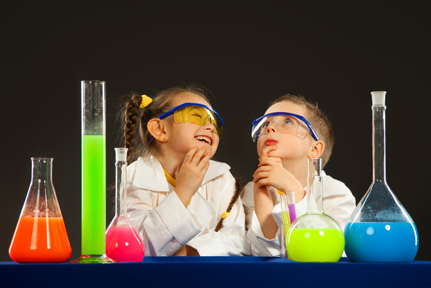 Ragazzino e ragazza che fanno esperimenti in laboratorio
 - Foto, immagini