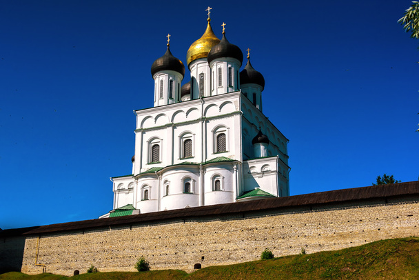 Ancient walls of the Pskov Kremlin - Zdjęcie, obraz