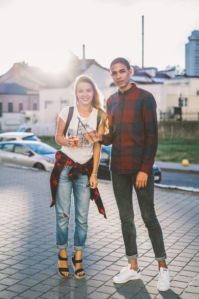 Young mixed Couple In city - Foto, Bild