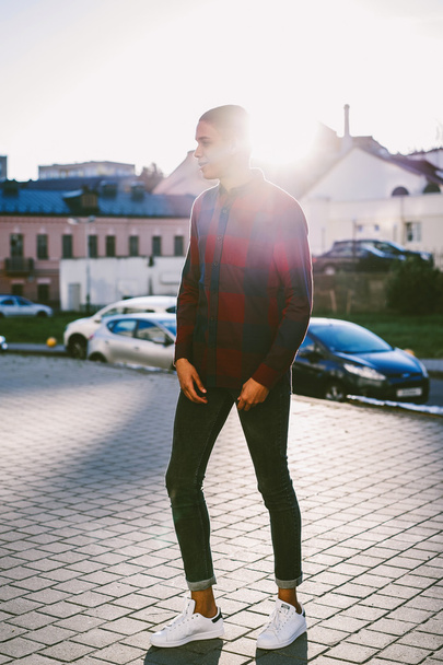 man standing on modern city background - Φωτογραφία, εικόνα