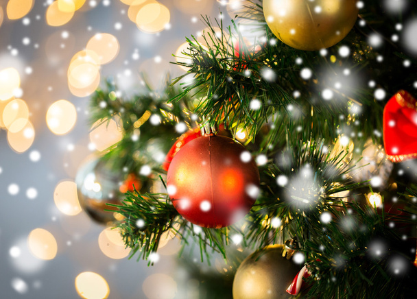 close up of christmas tree decorated with balls - Valokuva, kuva