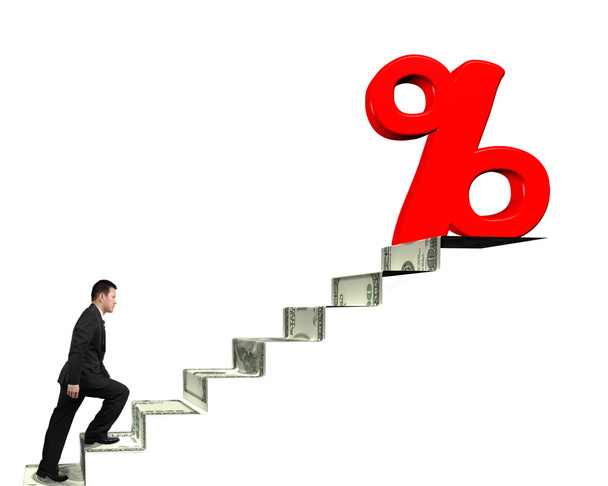 Uomo che cammina verso segno percentuale sulla cima delle scale di denaro
 - Foto, immagini