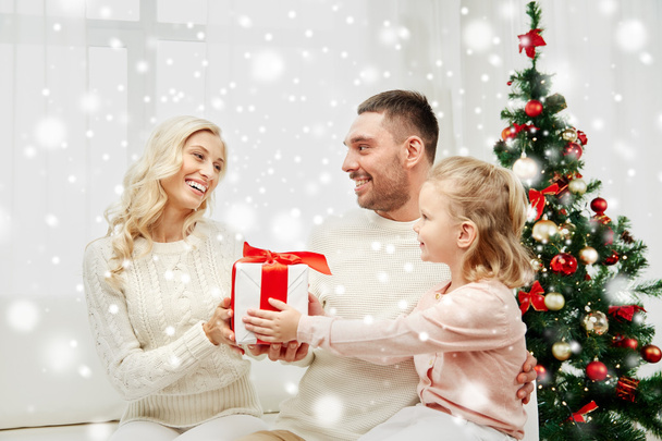 happy family at home with christmas gift box - Foto, afbeelding