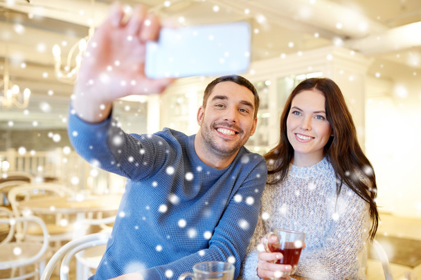 couple taking smartphone selfie at cafe restaurant - Fotoğraf, Görsel
