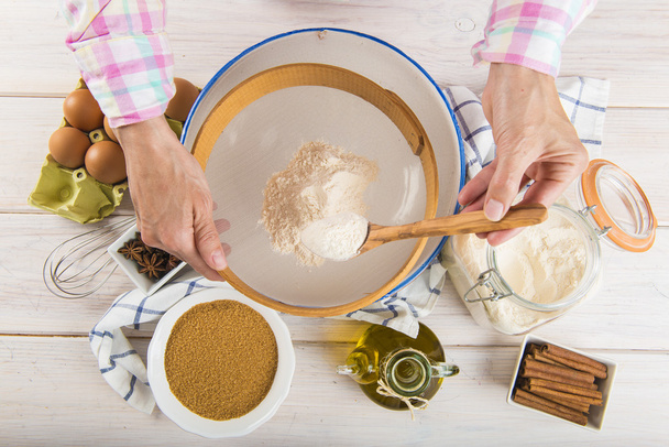 Szakács nő rostáló liszt, kezével - Fotó, kép