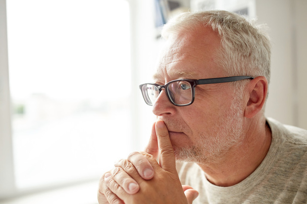 senior férfi szemüveg gondolkodás közelről - Fotó, kép