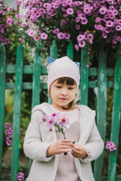 дівчина тримає в руках квіти
. - Фото, зображення