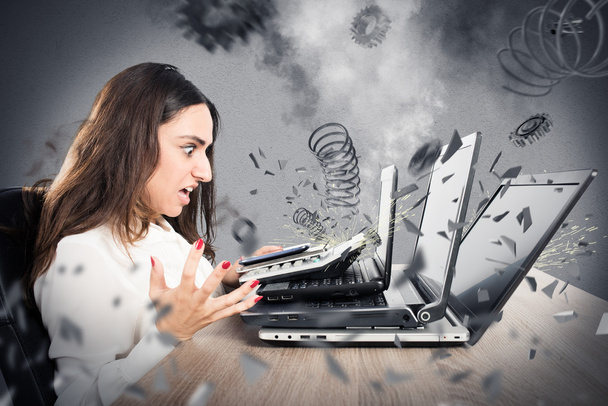 Geschäftsfrau mit Computer explodiert - Foto, Bild