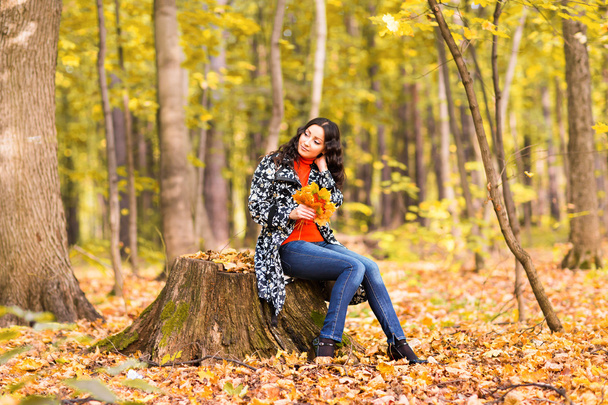 Ragazza su uno sfondo di autunno
 - Foto, immagini