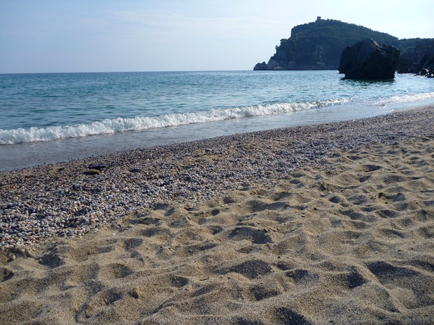 Spiaggia di sabbia con piccole pietre
 - Foto, immagini