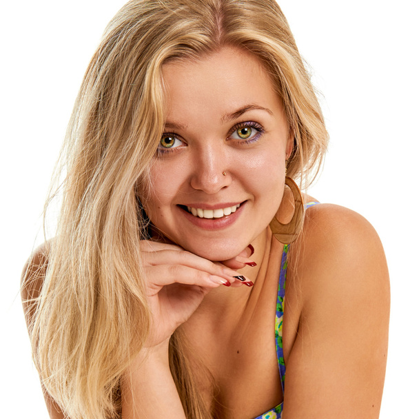 Πορτρέτο του όμορφη νεαρή γυναίκα χαρούμενη - Φωτογραφία, εικόνα