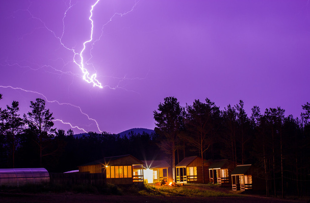 Blitz am Nachthimmel über Häusern - Foto, Bild