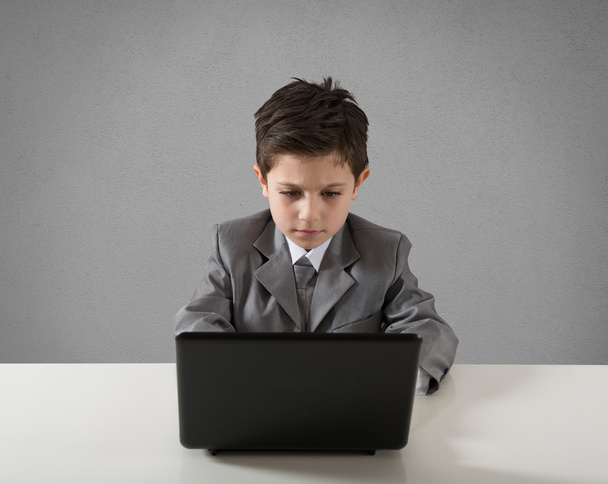 Ребёнок, работающий за компьютером
 - Фото, изображение