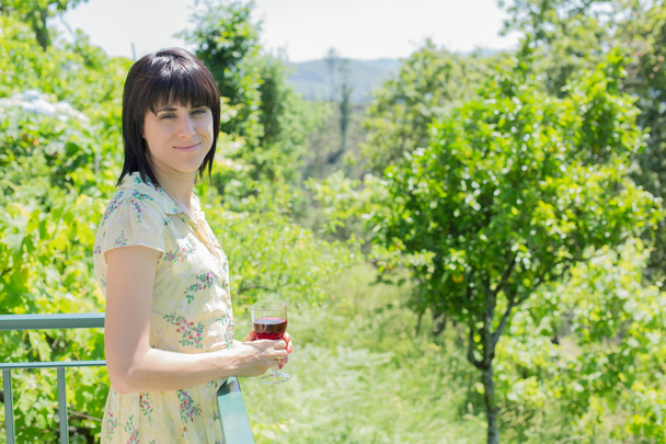 femme buvant du vin rouge dans un vignoble, en plein air
 - Photo, image