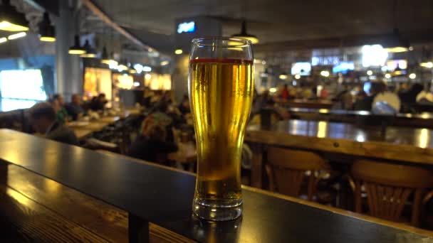 Plnou sklenici piva v baru - Záběry, video