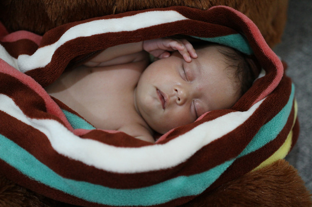 Bambina che avvolge i neonati in panni al fine di prevenire mo arto
 - Foto, immagini