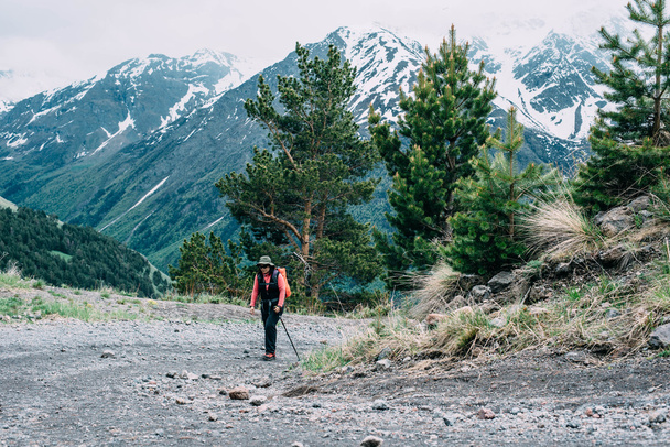 woman hiking in mountains - Foto, Imagen