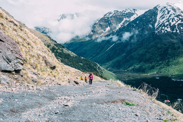 people hiking in mountains - Foto, Bild