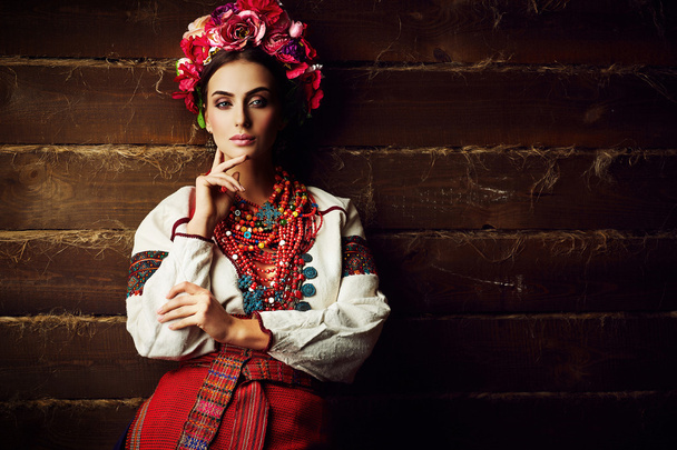 Portrait of gorgeous woman in traditional ukrainian style - Foto, Imagen