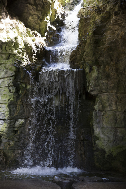 el arroyo que fluye en la roca que profundiza cae de la altura al th
 - Foto, Imagen