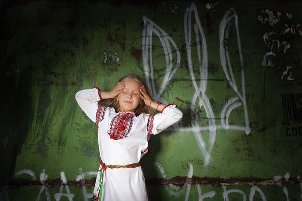 Tyttö ukrainalaisessa puvussa vanhan portin takana.
 - Valokuva, kuva