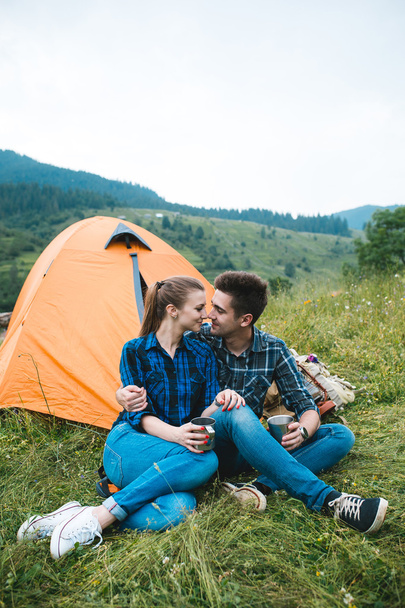 Chlap a dívka milenci turisté odpočinout a obdivovat krásné horské scenérie - Fotografie, Obrázek